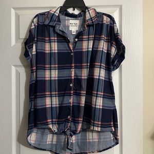 New York Laundry button up- tied bottom-plaid top